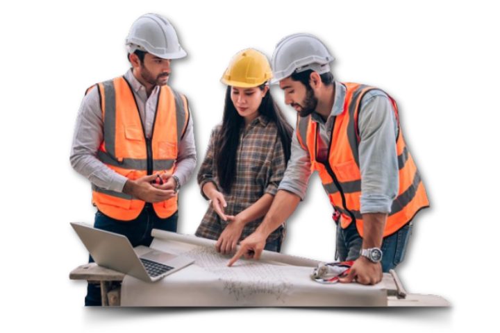 Equipa de construção civil a analisar plantas de obra